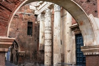 Roma Nascosta: Tour tra Acqua, Potere e Antichi Segreti